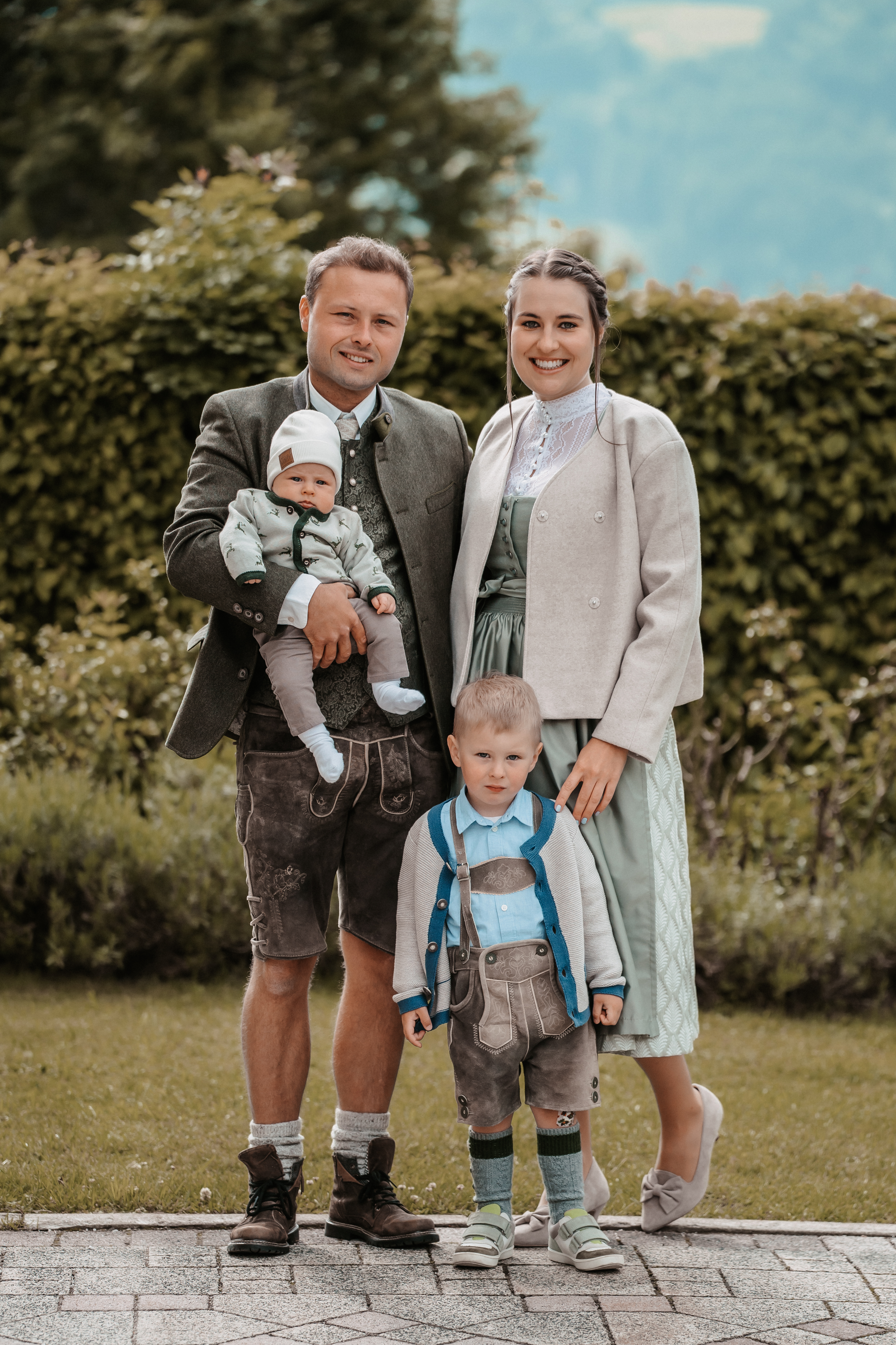 Gastgeberfamilie Binder in Tracht vor der Gipfelruhe