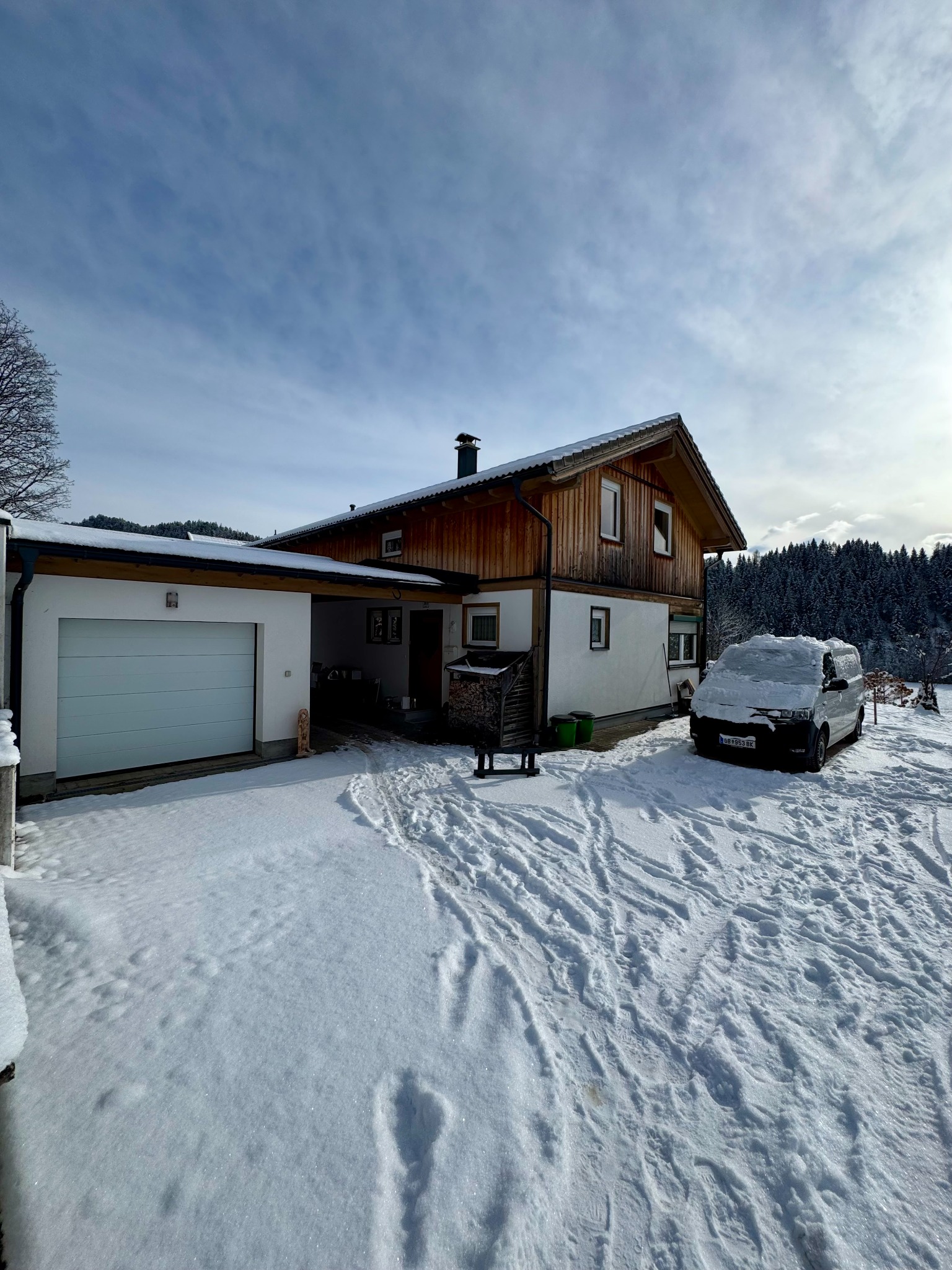 Einfahrt und Haus im Winter