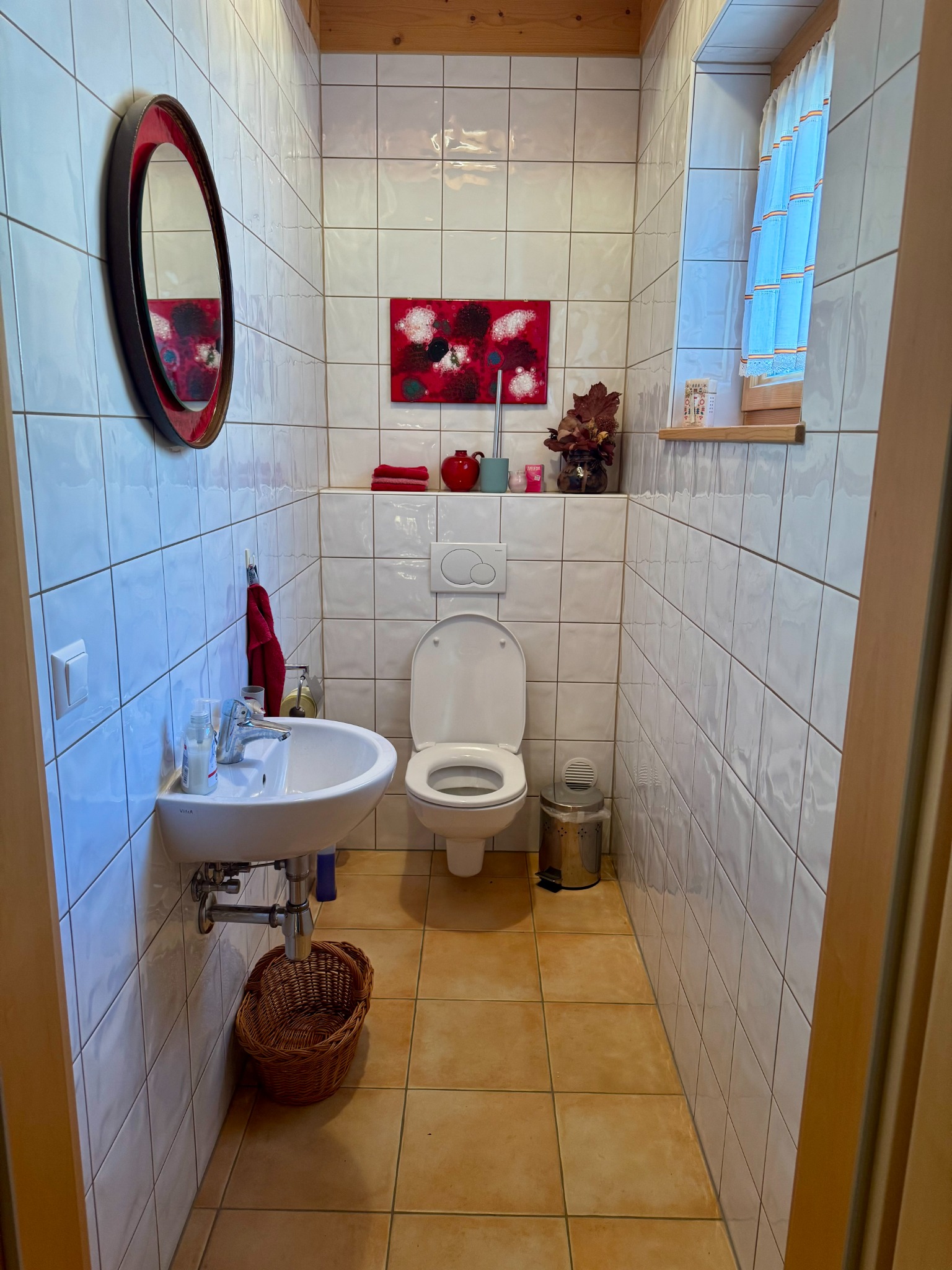 WC mit hellen Fliesen