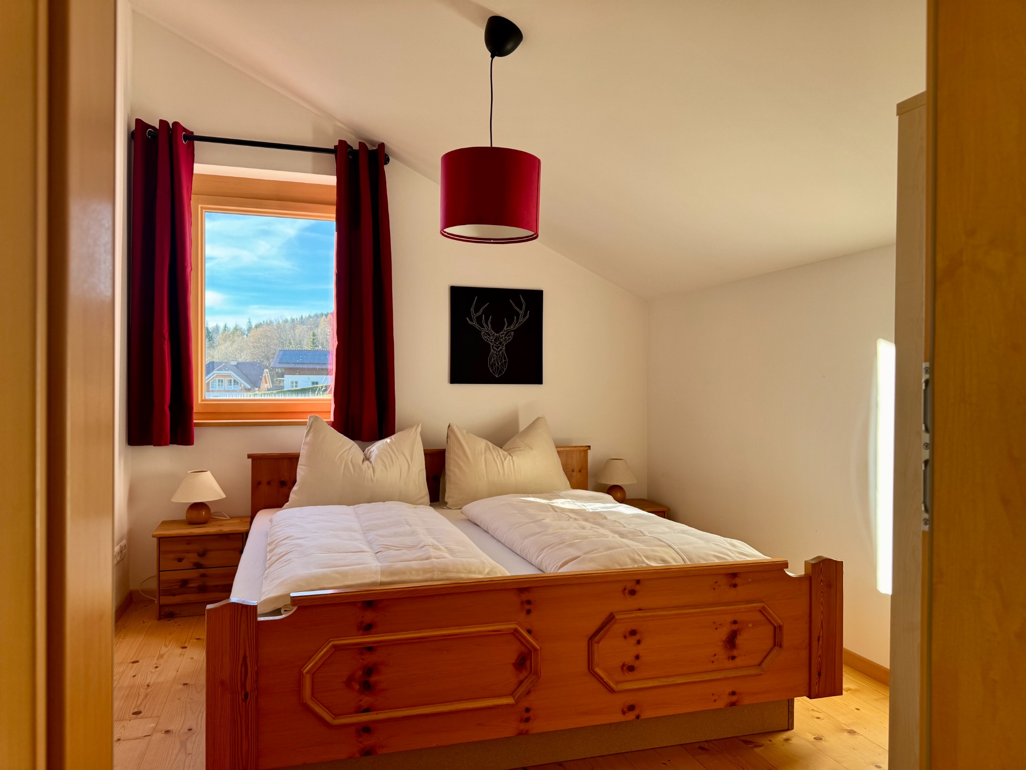 Gemütliches Schlafzimmer mit Doppelbett