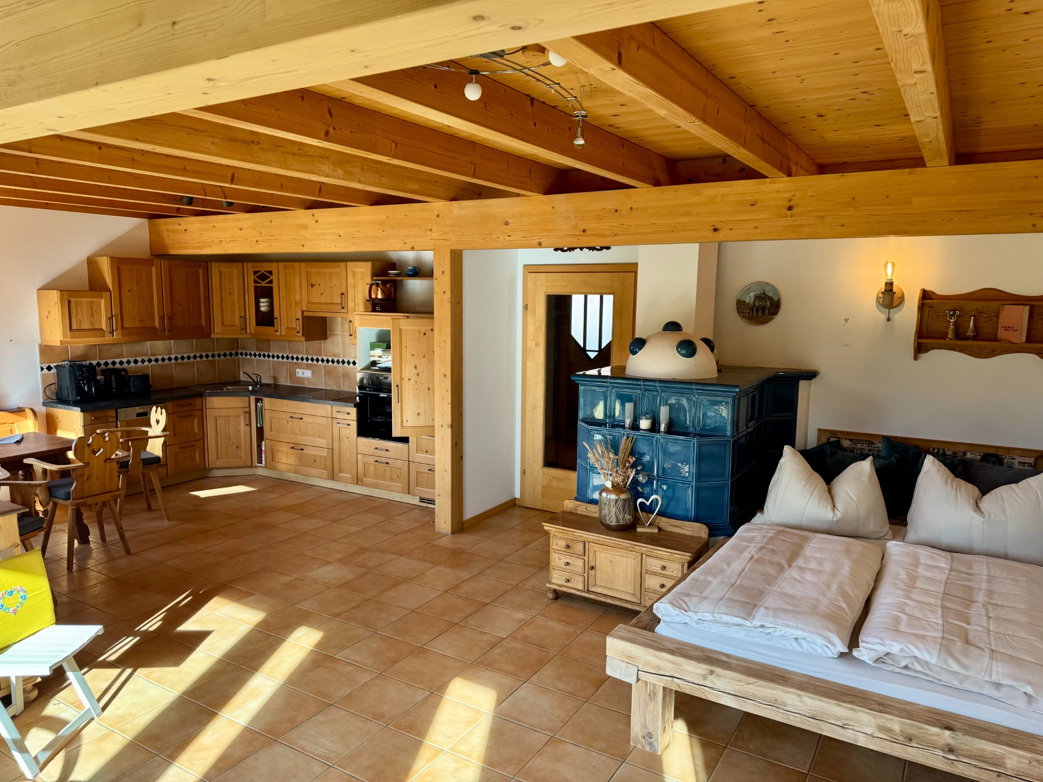 Großer Wohnraum mit Küche und Esstisch