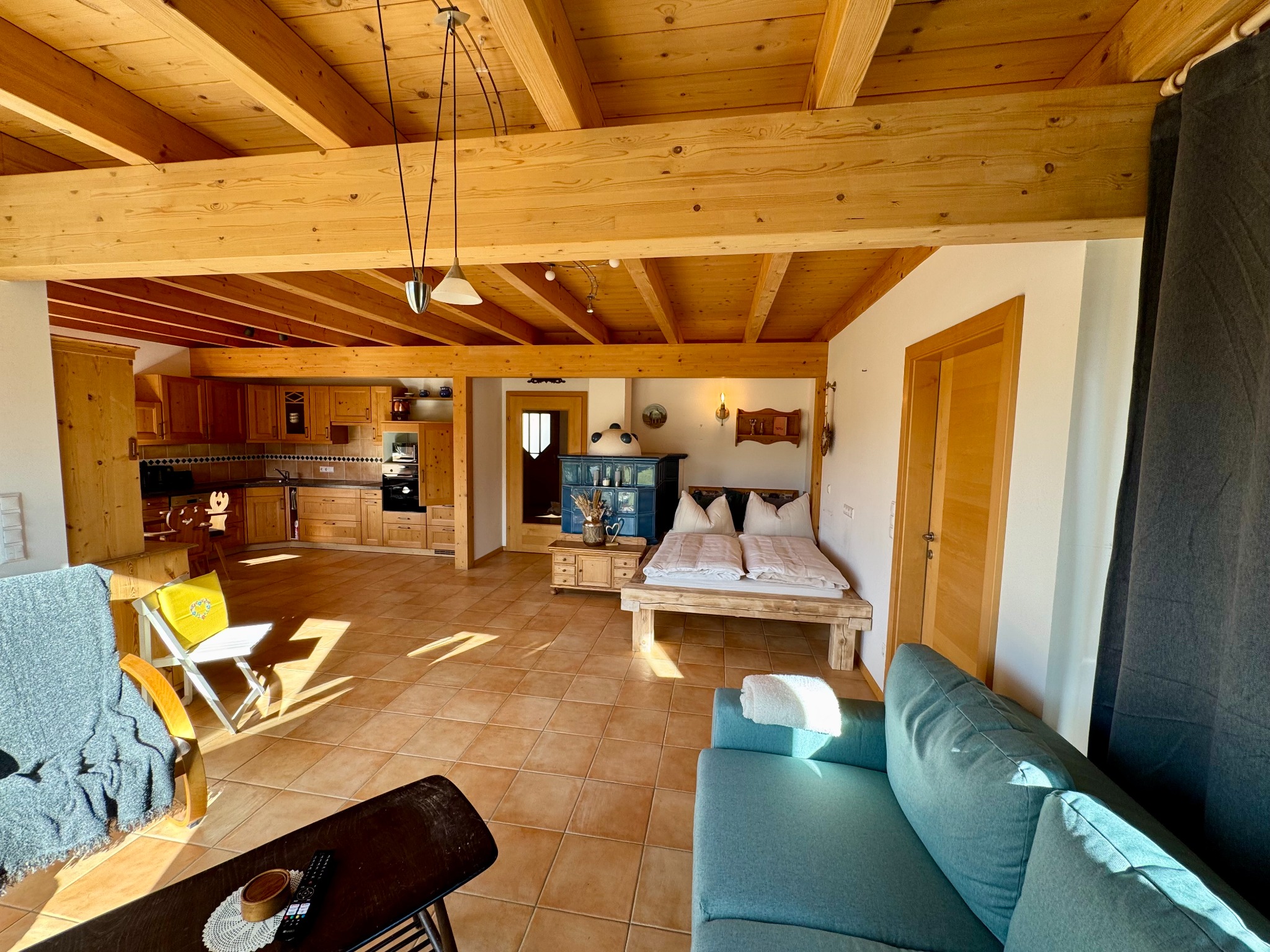 Weitläufiger Wohnraum mit Couch und Essbereich