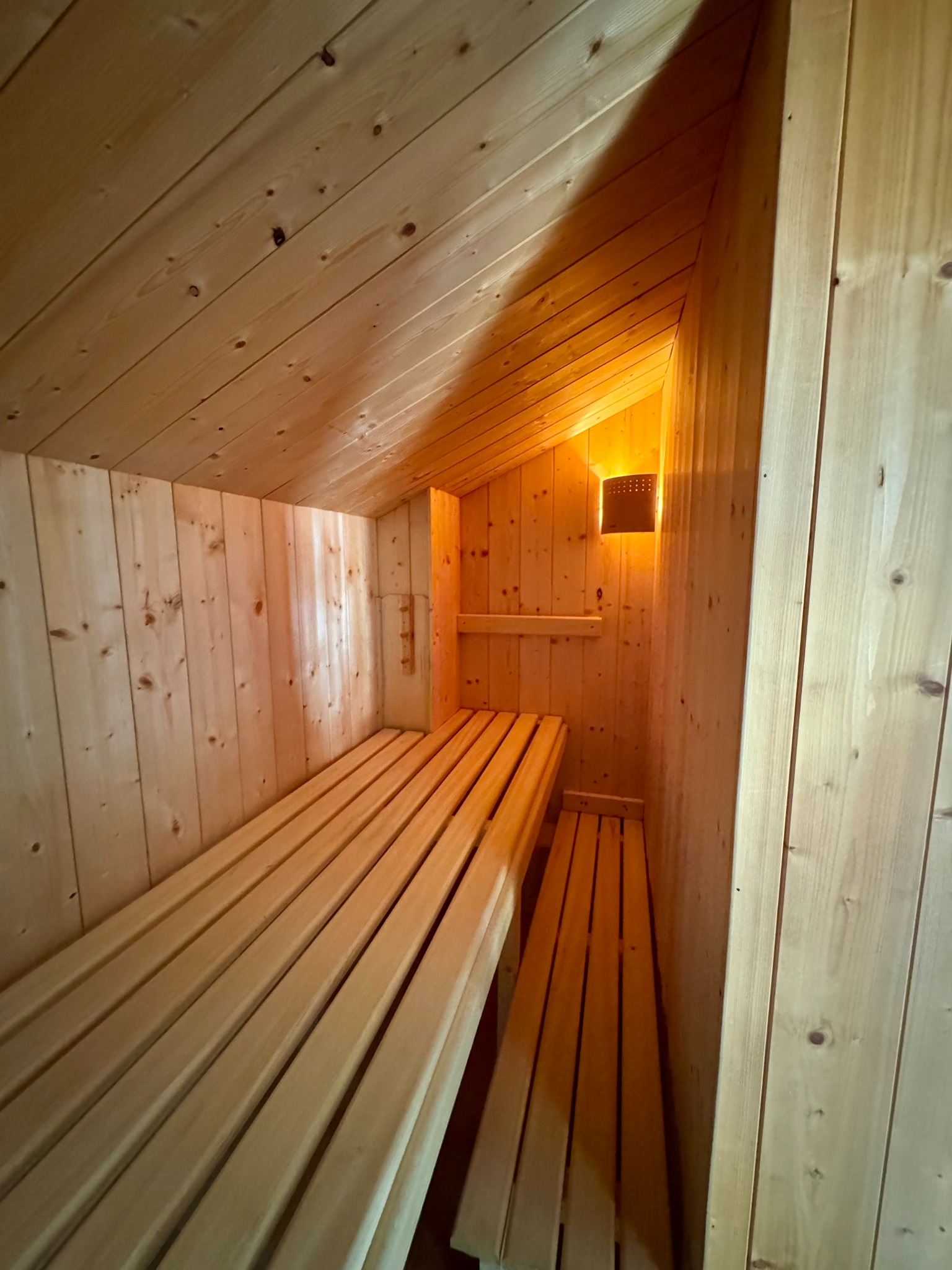 Sauna mit stimmungsvoller Beleuchtung